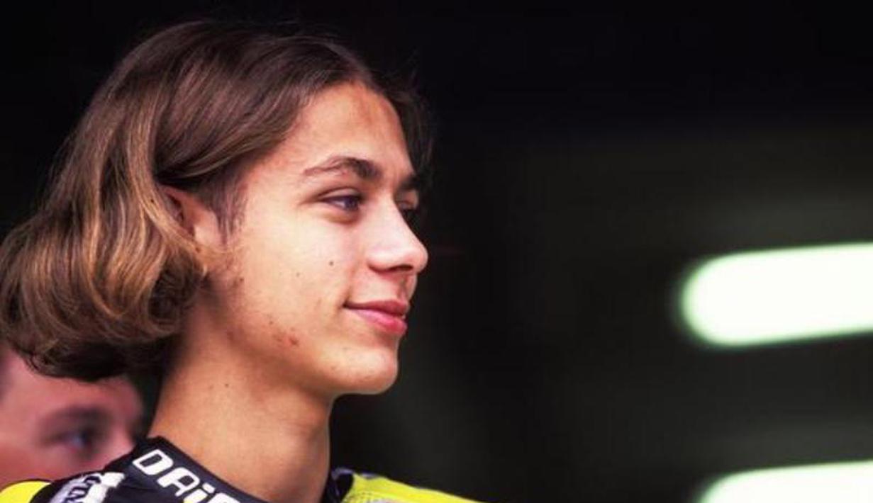 Tampilan Valentino Rossi dengan rambut panjangnya saat berusia 17 tahun pada tahun 1996. (www.agendalugano.ch)