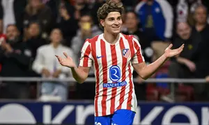 Penyerang Atletico Madrid asal Argentina #19, Julian Alvarez, merayakan gol ketiganya dalam pertandingan Liga Spanyol antara Atletico Madrid dan Rayo Vallecano di Stadion Metropolitano, Madrid, Kamis (25-9-2025). (Javier SORIANO/AFP)