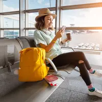 Ilustrasi wanita yang akan liburan sedang berada di bandara/Shutterstock-frantic00.