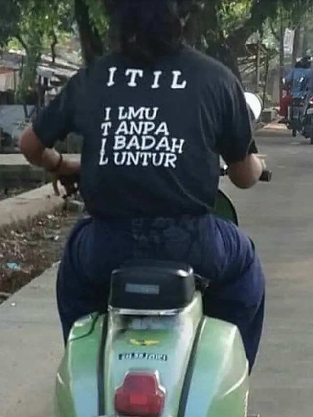 baju dengan tulisan nyeleneh