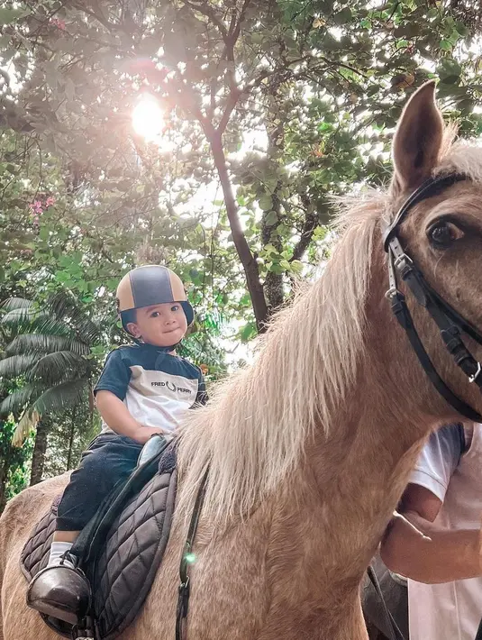 <p>Tidak hanya adik Zaskia Sungkar yang gemas tak kuat melihat gaya Ukkasya, tapi juga banyak teman selebriti. [Instagram/zaskiasungkar15]</p>