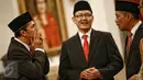 Direktur Utama BPJS Kesehatan Fachmi Idris (tengah) pada acara pelantikan dewan pengawas dan direksi BPJS Kesehatan serta Ketenagakerjaan periode 2016-2021 di Istana Negara, Jakarta, Selasa (23/2). (Liputan6.com/Faizal Fanani)