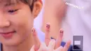 Saat acara fan signing, Lee Seung Hoon sengaja menulis saranghae di jarinya. Jadi saat ia dan penggemarnya melakukan high five, para Inner Circle bisa membaca cinta di jarinya. (Foto: kpopmap.com)
