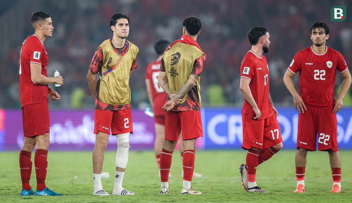 <p>Pemain Timnas Indonesia, Kevin Diks (kedua kiri) saat akan menyanyikan lagu Indonesia Pusaka setelah laga lanjutan putaran ketiga Grup C Kualifikasi Piala Dunia 2026 melawan Jepang di Stadion Utama Gelora Bung Karno (SUGBK), Senayan, Jakarta, Jumat (15/11/2024). (Bola.com/Bagaskara Lazuardi)</p>