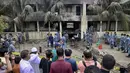 Menurut pihak militer dan seorang pejabat pemadam kebakaran, pesawat F-7 BGI buatan China itu jatuh menimpa kompleks Milestone School and College di kawasan Uttara ketika para siswa sedang mengikuti pelajaran pada siang hari, Senin (21/7/2025). (MUNIR UZ ZAMAN/AFP)