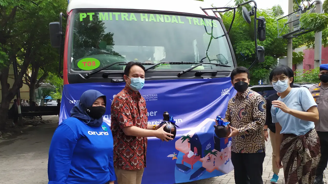 Ekspor 15 ton produk olahan perikanan hasil tangkapan nelayan binaan (Aruna Crab) atau setara dengan USD 500 ribu dari Nirwana Segara Safe n Lock Warehouse, Sidoarjo, menuju pasar Amerika Utara. (Dian Kurniawan/Liputan6.com)