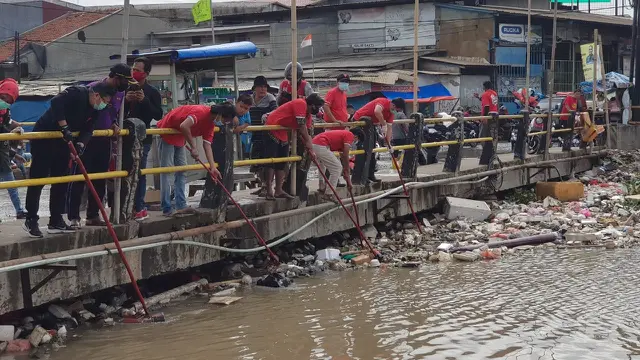 Menkumham sekaligus kader PDI Perjuangan Yasonna Laoly ikut bersihkan Kali Dadap