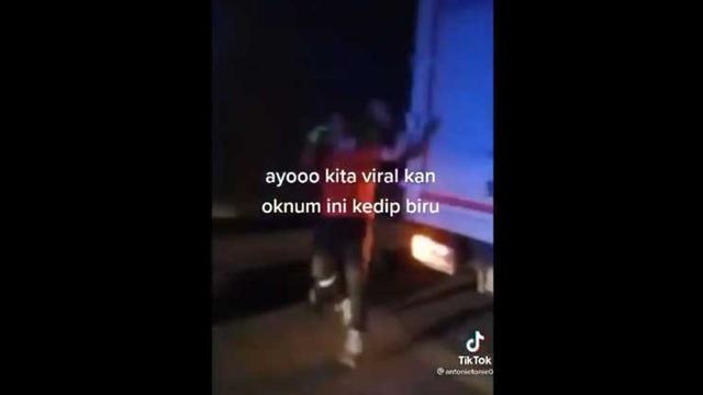 Polsisi melakukan aksi premanisme terhadap pengguna jalan tol