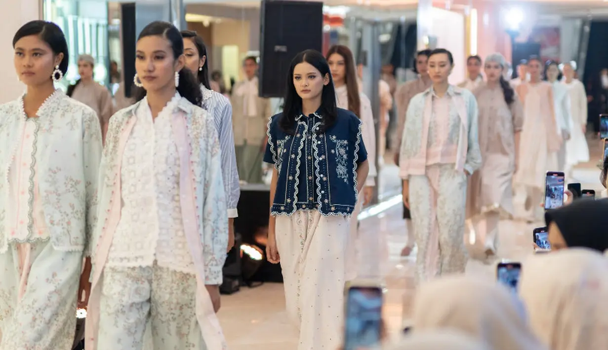 Cotton Ink juga memerlihatkan koleksi lebarannya, misalnya saja vest berbordir warna navy dipadukan kemeja warna senada dan celana panjang bermotif. [dok. Plaza Indonesia]