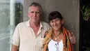 Turis Prancis, Jean Marc Pareja dan istrinya, yang selamat dari gempa dan tsunami Palu berada di sebuah hotel di Jakarta, Kamis (4/10). Mereka dalam perjalanan melalui Palu dan baru saja tiba di hotel ketika gempa melanda. (AFP/Dewi Nurcahyani)