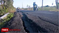 Jalan raya Desa Bandaran menuju Groom Kecamatan Proppo Pamekasan retak-retak dan ada yang amblas. Pembangunan jalan tersebut menghabiskan anggaran Rp 8,9 miliar. (Times Indonesia/Putera Khafi)
