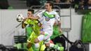 Pemain Gent, Rami Gershon (kiri) berebut bola dengan pemain Wolfsburg, Max Kruse pada leg kedua babak 16 besar Liga Champion di di Volkswagen Arena, Wolfsburg, Rabu (9/3/2016) dini hari WIB. (AFP/John Macdougall)