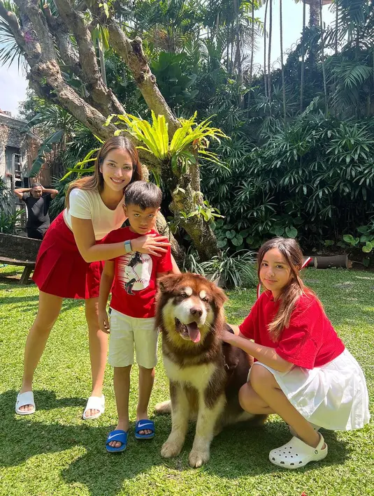 Nia Ramadhani pun kompak bersama anak gadisnya, Mikhayla dengan memadukan kaus dan rok mini. [Instagram/ramadhaniabakrie]