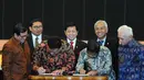 KIH diwakili Olly Dondokambey dan KMP diwakili Sekjen Partai Golkar Idrus Marham (kanan) saat menandatangi kesepakatan damai di Gedung DPR RI, Jakarta, Senin (17/11/2014). (Liputan6.com/Andrian M Tunay)