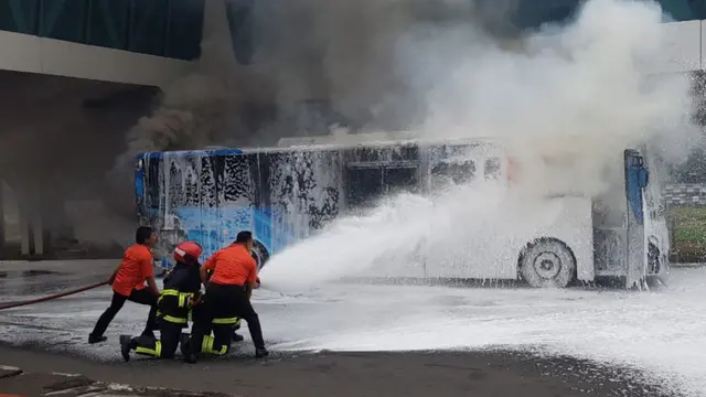 Bus Apron Terbakar di Terminal III Bandara Soekarno-Hatta (Liputan6/Pramita)