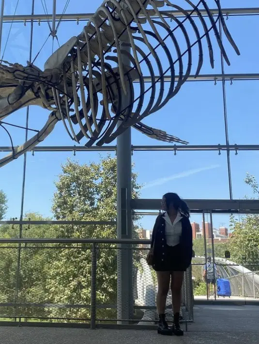 Berkunjung ke Museum, Cinta memilih mengenakan kemeja putih sebagai inner dipadukan outer hitam berkancing serasi dengan celana pendek dan sepatu bootsnya. [@cintakuya]