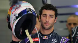 Daniel Ricciardo sedang mempersiapkan diri jelang latihan bebas pertama di Sirkuit Internasional Bahrain, Jumat (17/4/2015). (AP Photo/Kamran Jebreili)