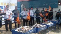 Jutaan batang rokok ilegal dan minuman keras asal China, gagal beredar di Sulawesi Tenggara usai digerebek Kantor Bea dan Cukai Kendari.
