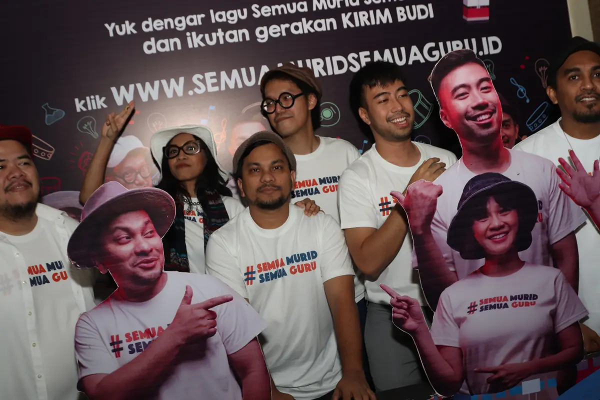 Vidi Aldiano bersama para musisi