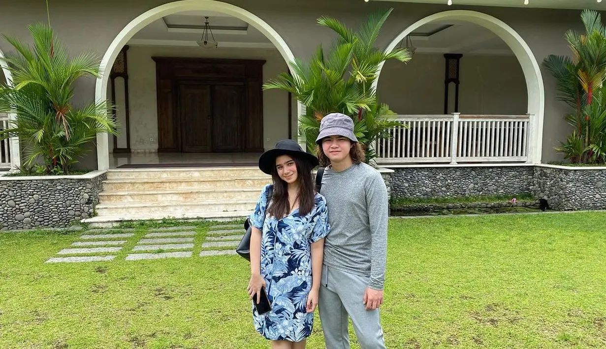 Di tempat terpisah, sang ayah, Ahmad Dhani mendukung niat baik anaknya tersebut. Baginya tidak ada salahnya jika memang Dul mengingkan menikah di usia muda. (Instagram/duljaelani)