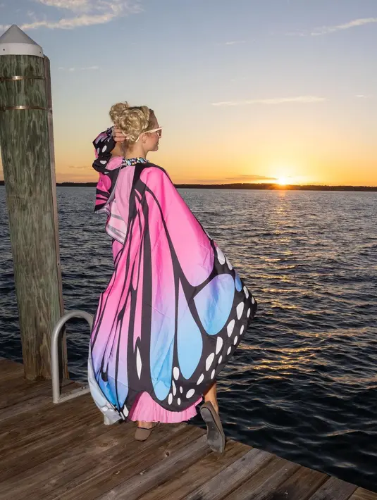 Aksen sayap kupu-kupu yang dikenakannya membuat penampilan Paris Hilton terlihat playful. [instagram/parishilton]