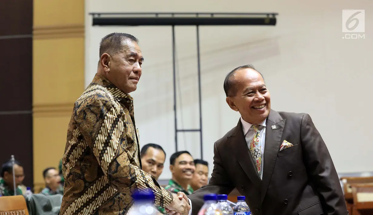 Menteri Pertahanan Ryamizard Ryacudu bersalaman dengan Wakil Ketua Umum Partai Demokrat, Syarief Hasan saat bersiap mengikuti Rapat Kerja (Raker) dengan Komisi I DPR di Kompleks Parlemen, Senayan, Jakarta, Senin (22/10). (Liputan6.com/Johan Tallo)