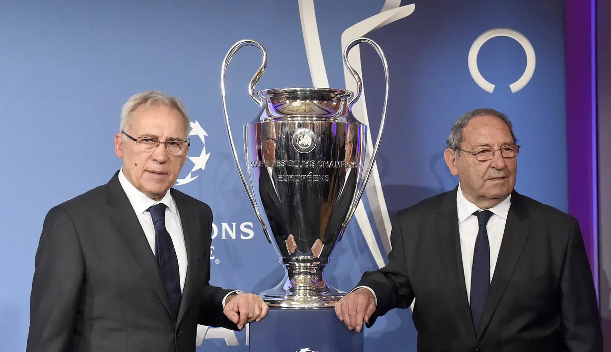 Amancio Amaro Varela (kiri) bersama mantan Real Madrid Francisco Gento berpose di dekat trofi Liga Champions UEFA pada 27 April 2015 saat presentasi resmi di balai kota Rotes Rathaus di Berlin. Amancio memainkan peran penting saat Spanyol dinobatkan sebagai juara Eropa pada tahun 1964, finis ketiga dalam pemungutan suara Ballon d'Or tahun itu. (AFP/Tobias Schwarz)