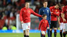 Striker Manchester United, Wayne Rooney (kiri) dan putranya, Kai. (Daily Mail). 