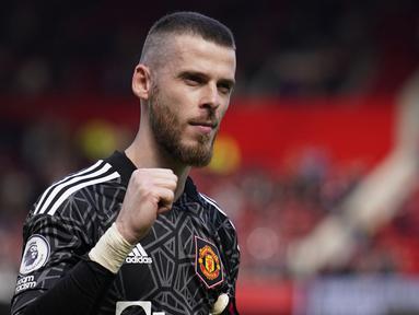 Peran seorang kiper di bawah mistar gawang tentu amat krusial bagi sebuah dan berbanding lurus dengan ketajaman soerang striker di lini depan. Sering kali ketangguhan kiper menjadi faktor penentu yang menentukan hasil sebuah laga di liga yang sangat kompetitif seperti Liga Inggris. Hingga pekan ke-33 Liga Inggris musim 2022/2023, tercatat 8 kiper jadi yang terdepan dalam urusan menghindarkan timnya dari kebobolan dengan membuat clean sheets terbanyak dalam sebuah laga. Berikut daftar 8 kiper tersebut. (AP Photo/Dave Thompson)