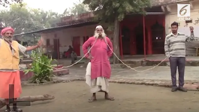 Selama tiga dekade, seorang pria di India memanjangkan kumisnya. Saking panjangnya, Ramesh mesti mengikat kumisnya agar tak mengganggu aktivitasnya.