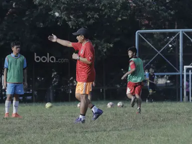 Pelatih Persija Jakarta U-17, Herry Latif, memimpin langsung latihan di Lapangan Banteng, Jakarta, Sabtu (2/7/2017). Latihan tersebut untuk persiapan jelang Piala Suratin U-17. (Bola.com/M Iqbal Ichsan)