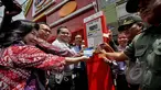 Kepala UP Perparkiran Dishubtrans DKI, Sunardi Sinaga bersama perwakilan bank dan perwakilan dubes Swedia meresmikan Terminal Parkir Meter di Jalan Boulevard Raya, Kelapa Gading, Jakarta, Rabu (25/3/2015). (Liputan6.com/Faizal Fanani)