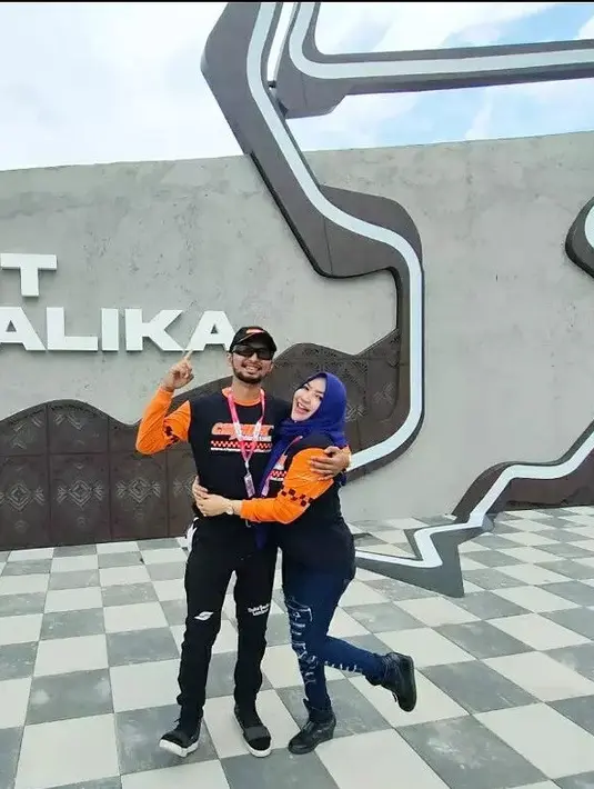 Roro Fitria Umumkan Kehamilan di Awal Ramadhan, Ini 7 Potretnya Bareng Suami (Sumber: Instagram/roro.fitria1989)