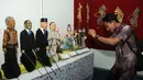 Wayang golek sejumlah tokoh negara dipamerkan dalam festival Wayang Goes To Campus di Balairung UI, Depok, (24/9/2014). (Liputan6.com/Helmi Fithriansyah)