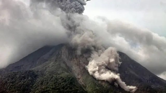 News Flash : Awan Panas Gunung Sinabung Warga Diminta Evakuasi