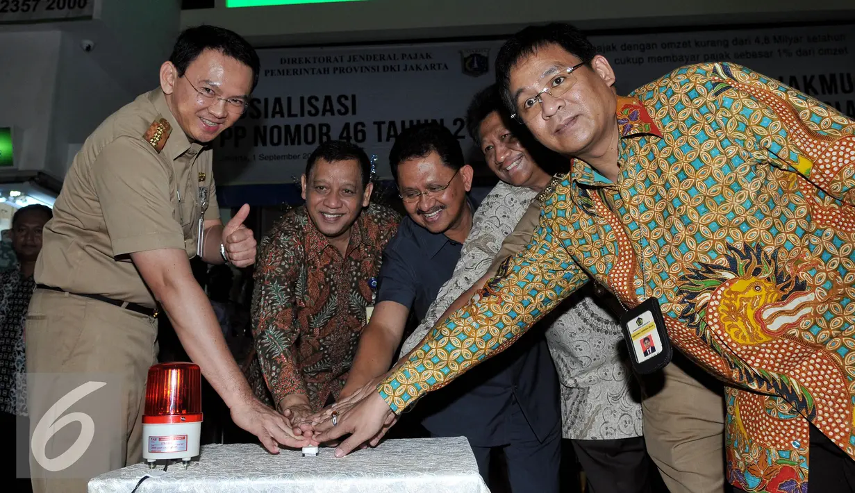 Gubernur DKI Jakarta  Basuki Tjahaja Purnama meresmikan gerai pelayanan pajak di Pasar Tanah Abang, Jakarta, Selasa (1/9/2015). Gerai layanan terpadu merupakan kerjasama antara Dirjen Pajak KPP dan Pemprov DKI Jakarta. (Liputan6.com/Johan Tallo)