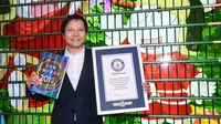 CEO Xiaomi Lei Jun memegang sertifikat rekor dunia di hadapan pohon Natal dari ribuan Xiaomi Mi Play (Foto: techgenyz)