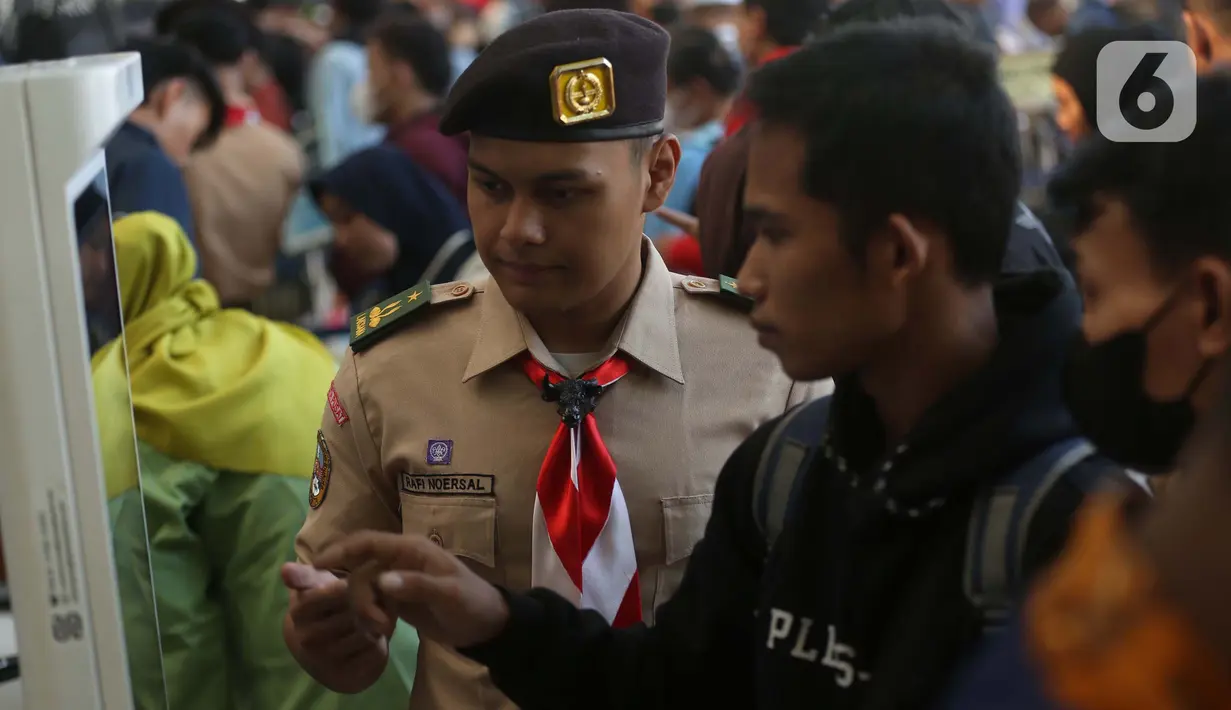 Pada H-3 Lebaran 2024 atau Minggu (7/4/2024), PT Kereta Api Indonesia (Persero) memperkirakan sebanyak 23.419 penumpang akan berangkat mudik dari Stasiun Pasar Senen, Jakarta. (Liputan6.com/Helmi Fithriansyah)
