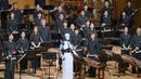 Gambar selebaran yang diambil pada tanggal 30 Juni 2023 dan disediakan oleh Teater Nasional Korea ini menunjukkan robot buatan Korea Selatan yang disebut "EveR 6" memimpin musisi Orkestra Nasional Korea selama konser di teater nasional di Seoul. (Photo by National Theater of Korea / AFP)