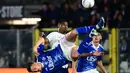 Duel pemain Inter Milan, Marcus Thuram dengan pemain Como dalam lanjutan Serie A, Senin (13/4/2026) dini hari WIB. (AFP/Cruciatti Piero)