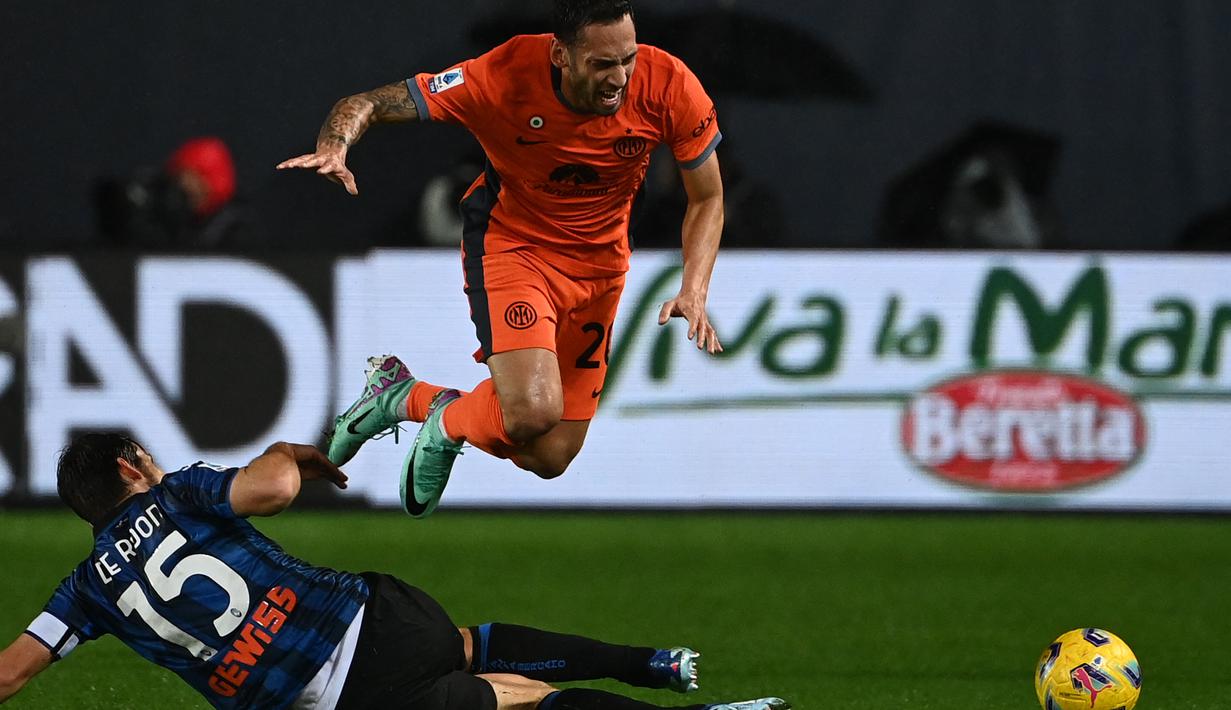 <p>Inter Milan berhasil unggul lebih dahulu melalui penalti Hakan Calhanoglu di babak pertama dan gol Lautaro Martinez di babak kedua. (Isabella BONOTTO / AFP)</p>