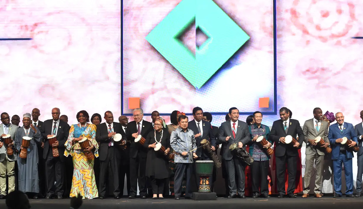 Wapres Jusuf Kalla (tengah) memukul genderang jimbe dalam pembukaan Forum Indonesia Afrika (IAF) 2018 di Bali, Selasa (10/4). IAF merupakan ajang bagi Indonesia dan Afrika untuk meningkatkan kerja sama ekonomi dan perdagangan (SONNY TUMBELAKA/AFP)