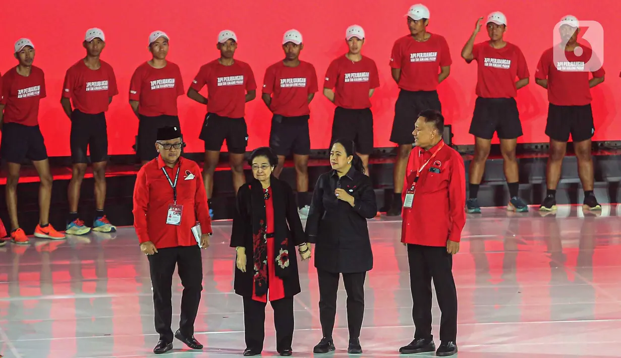 Kedatangan Megawati Soekarnoputri disambut langsung Sekretaris Jenderal PDIP Hasto Kristiyanto, dan sejumlah petinggi partai. (Liputan6.com/Angga Yuniar)