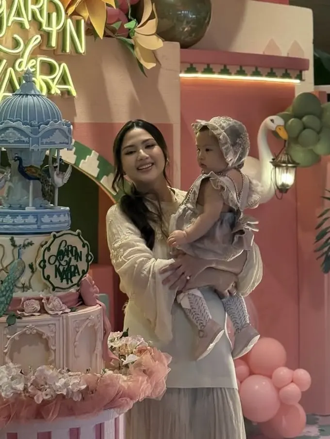 Gaya Jessica Mila Rayakan Ulang Tahun Pertama Putrinya