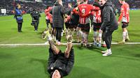 Para pemain PSV merayakan kemenangan timnya atas Juventus dalam laga leg 2 babak play off Liga Champions 2024/2025 di Philips Stadion, Eindhoven, Belanda, Rabu (19/02/2025) waktu setempat. (AP Photo/Peter Dejong)