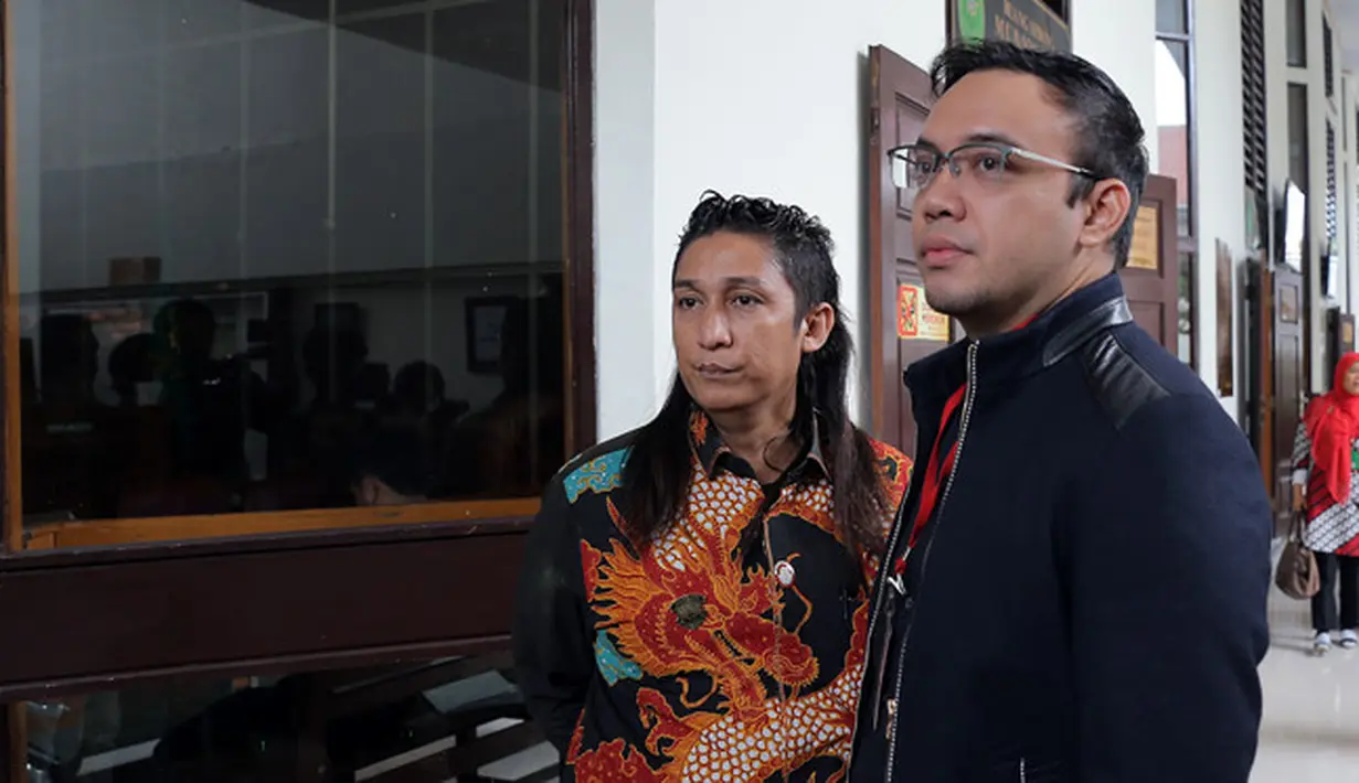 Dari pengamatan, Sandy dan Tessa yang masing-masing didampingi kuasa hukumnya terlihat tak lagi saling sapa. Sandy terlihat hadir lebih dahulu. Tidak lama berselang, Tessa datang. (Deki Prayoga/Bintang.com)