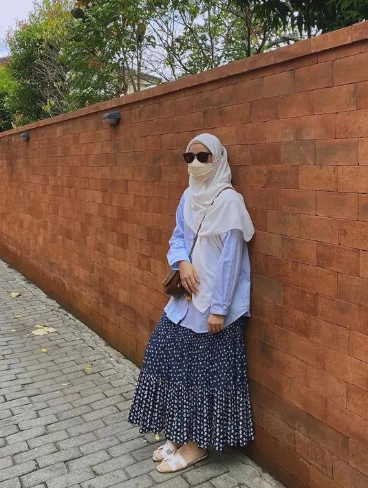 <p>plain shirt berwarna biru mudah sangat ciamik apabila dipadu padankan dengan floral skrit.&nbsp;(instagram/natasharizkynew)</p>