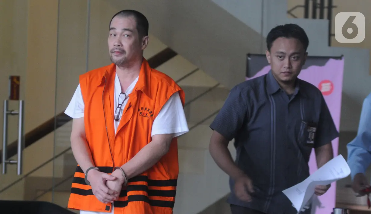 Direktur PT Mitra Bungo Abadi, Makmur alias Aan (kiri) usai menjalani pemeriksaan di Gedung KPK, Jakarta, Senin (23/12/2019). Makmur diperiksa sebagai tersangka terkait kasus dugaan korupsi proyek Jalan Batu Panjang-Pangkalan Nyirih di Kabupaten Bengkalis TA 2013-2015. (merdeka.com/Dwi Narwoko)