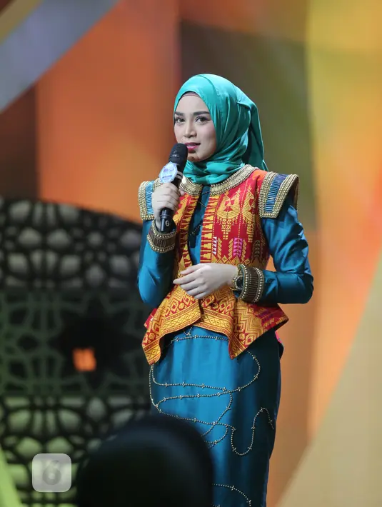 Yang membuat putus asa, adalah sering mendapatkan bully dan kritikan dari banyak orang. Cerita haru mengundang simpati para komentator. Ternyata, putus asa tidak hanya dirasakan oleh Uyaina, tapi juga komentator ustaz Al Habsyi. (Adrian Putra/Bintang.com)