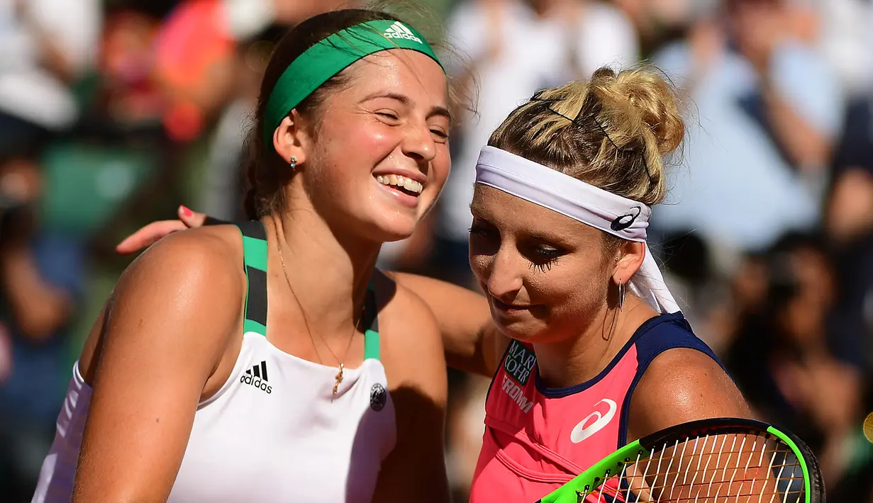 Petenis putri Latvia, Jelena Ostapenko, usai pertandingan melawan petenis Swiss, Timea Bacsinszky di semifinal Prancis Terbuka di Roland Garros, Paris Jumat (9/6/2017). Jelena Ostapenko menang dengan skor 7-6(4), 3-6, 6-3. (EPA/Caroline Blumberg)